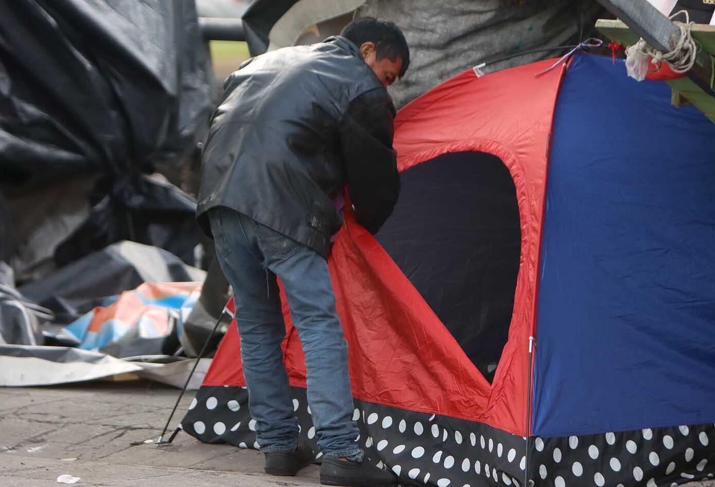 Venezolanos, en medio de cuarentena, viven bajo puente peatonal en Bogotá