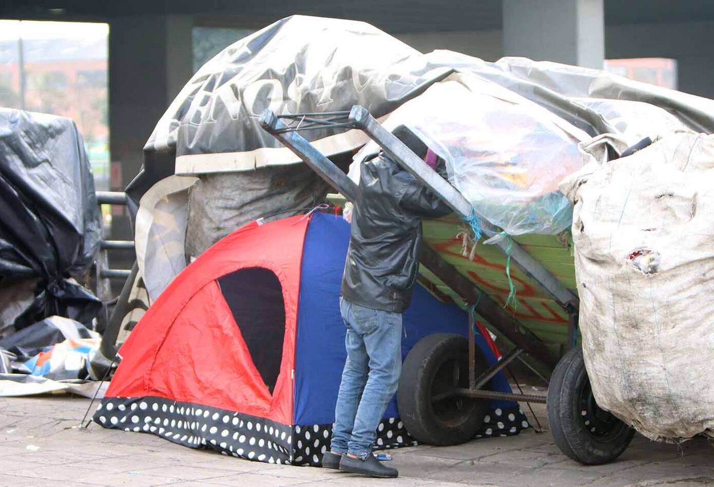 Venezolanos, en medio de cuarentena, viven bajo puente peatonal en Bogotá