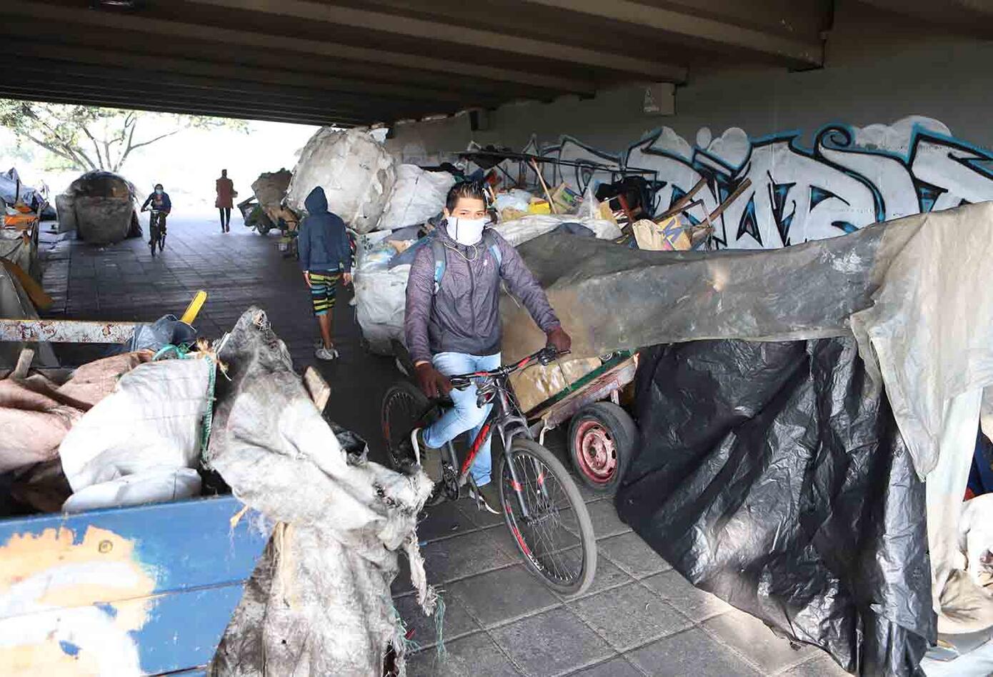 Venezolanos, en medio de cuarentena, viven bajo puente peatonal en Bogotá