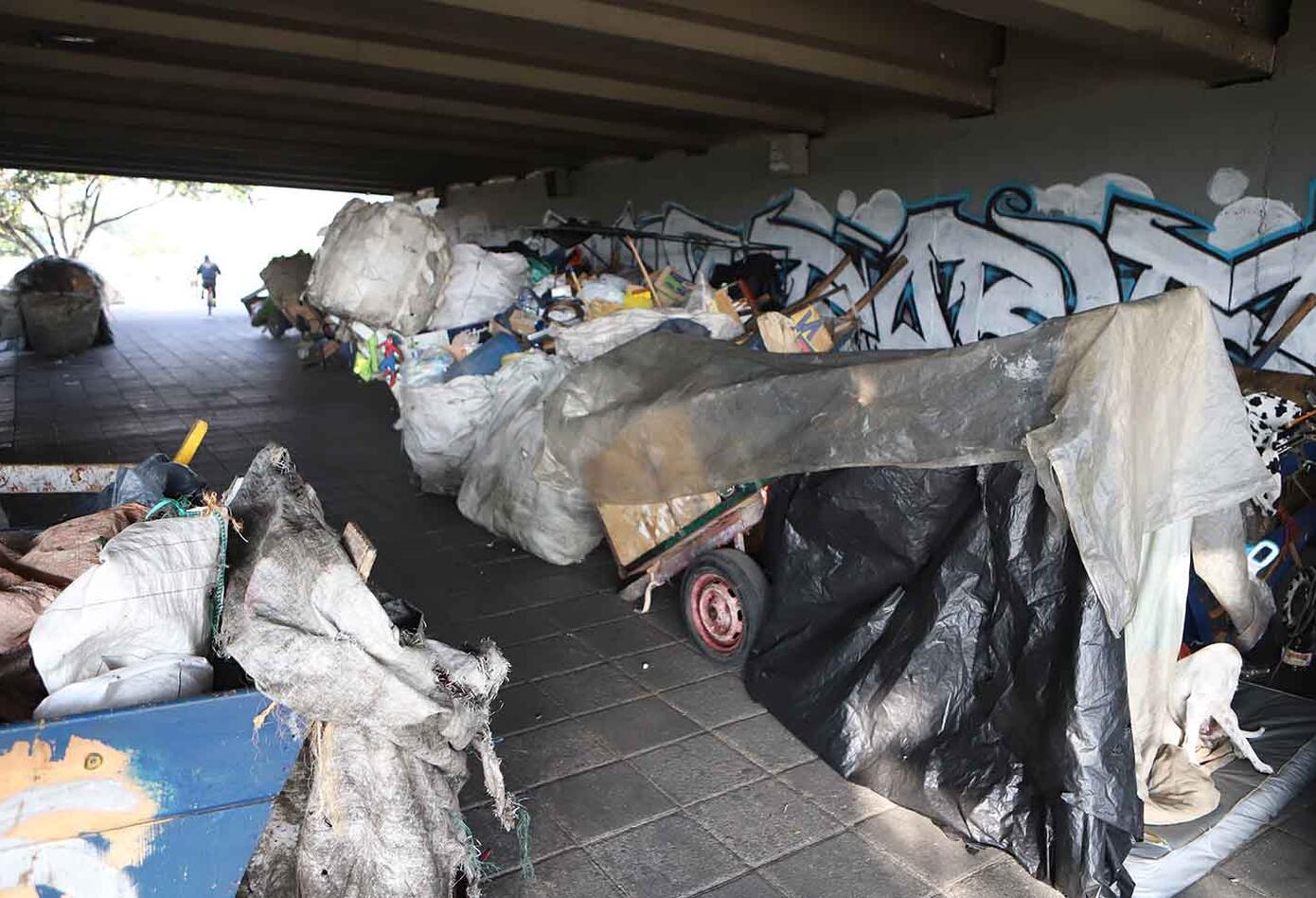 Venezolanos, en medio de cuarentena, viven bajo puente peatonal en Bogotá