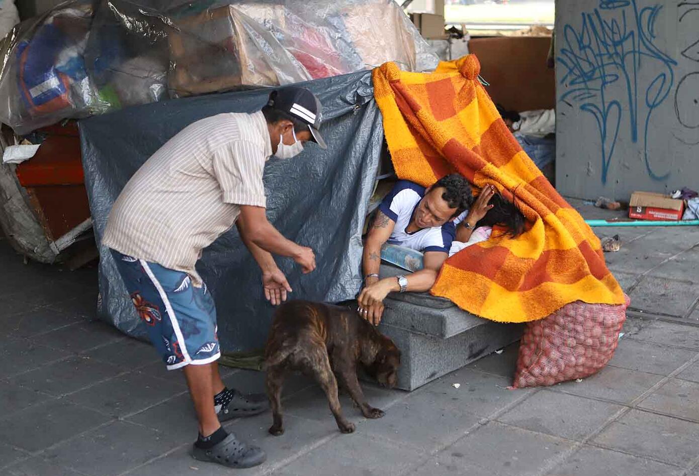 Venezolanos, en medio de cuarentena, viven bajo puente peatonal en Bogotá