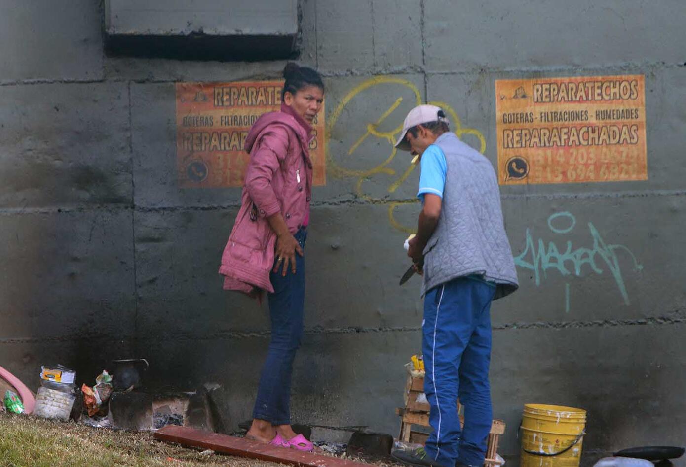 Venezolanos, en medio de cuarentena, viven bajo puente peatonal en Bogotá