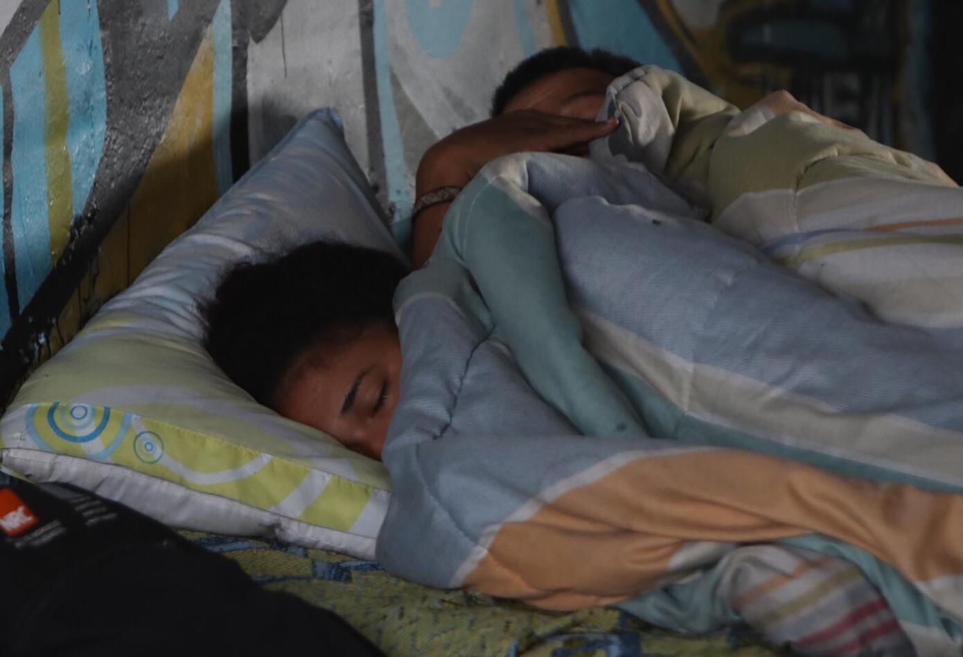 Venezolanos, en medio de cuarentena, viven bajo puente peatonal en Bogotá