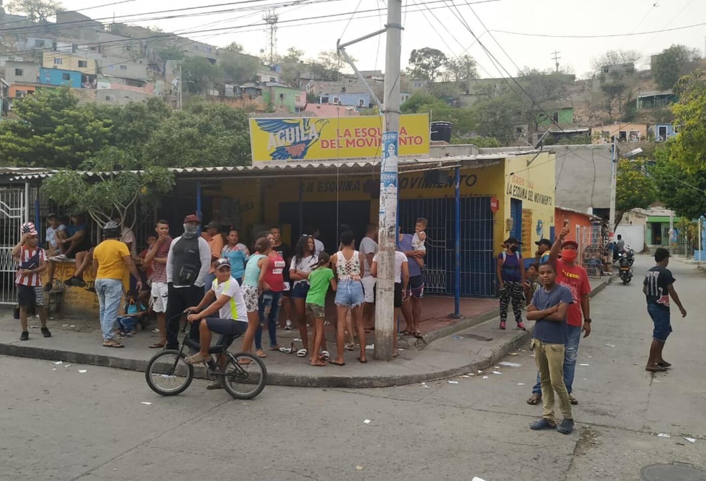 Habitantes de villa del río también exigen las ayudas, al gobierno distrital, bloqueando vías principales de Santa Marta