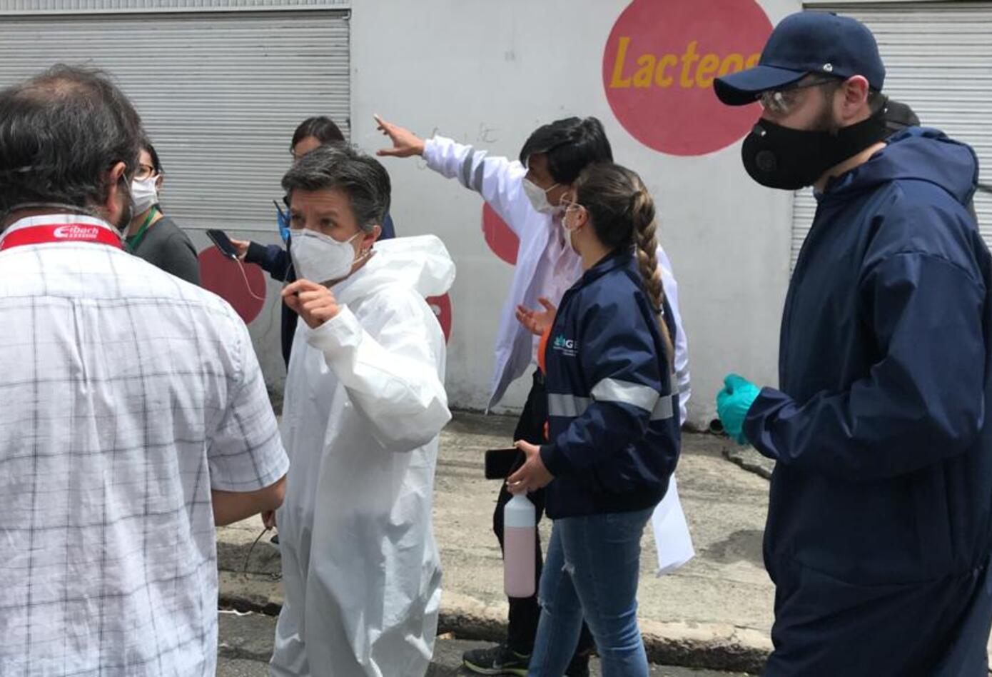 La alcaldesa Claudia López con las autoridades de la localidad de Antonio Nariño