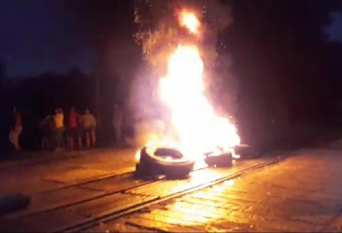En la madrugada habitantes de Aracataca se tomaron las vías de hecho por la falta de energía