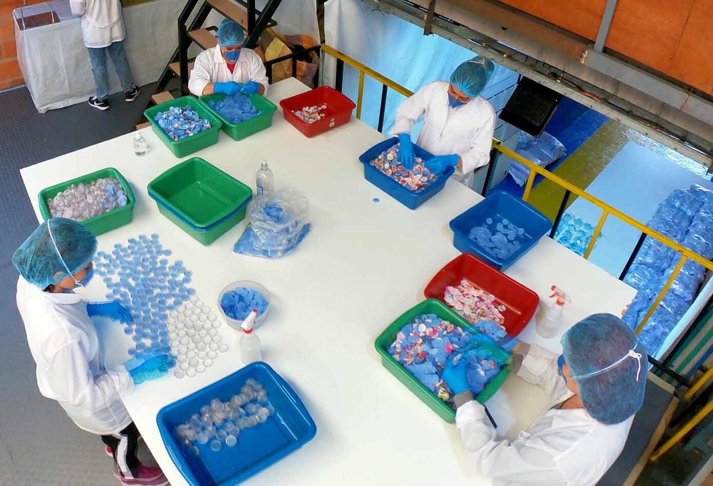 Empresa de suelas para zapatos fabrica tapabocas por coronavirus en Colombia