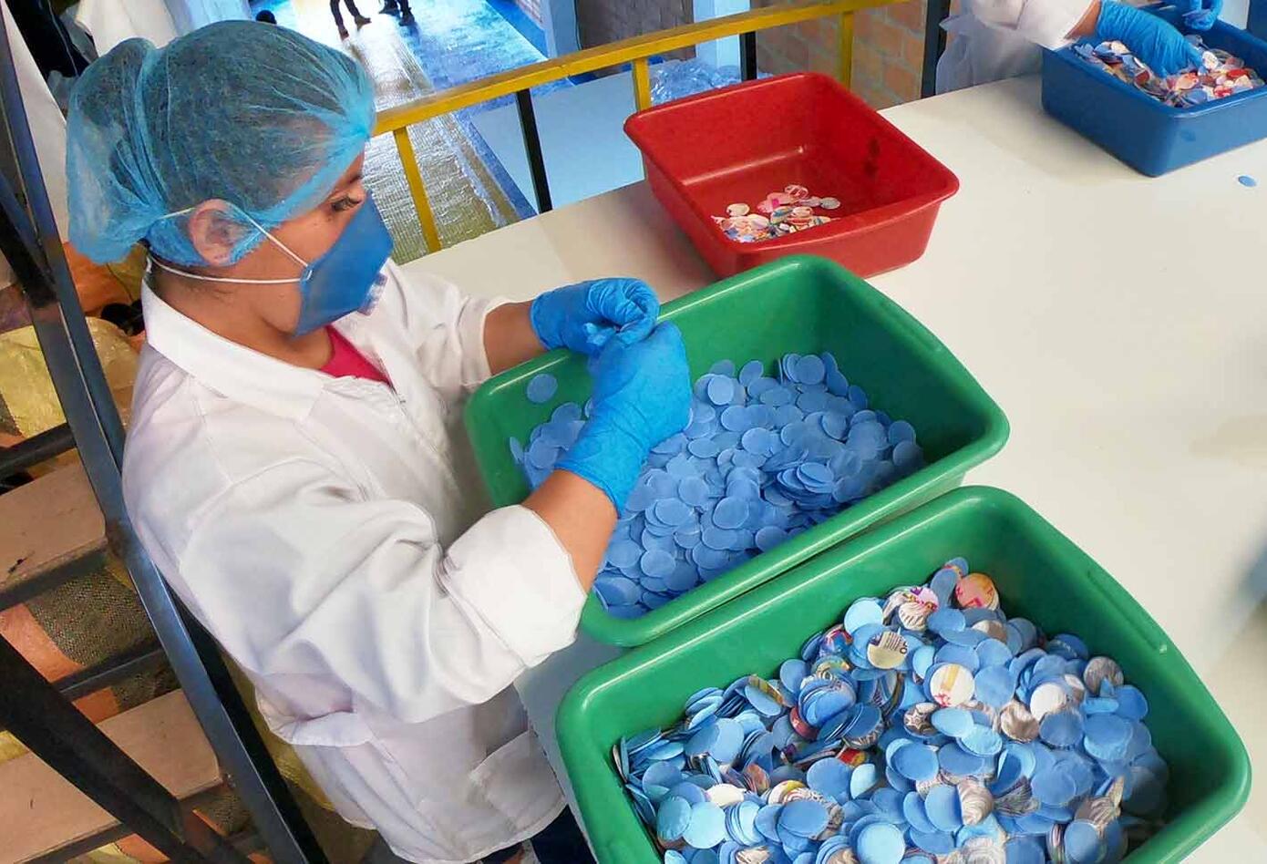 Empresa de suelas para zapatos fabrica tapabocas por coronavirus en Colombia
