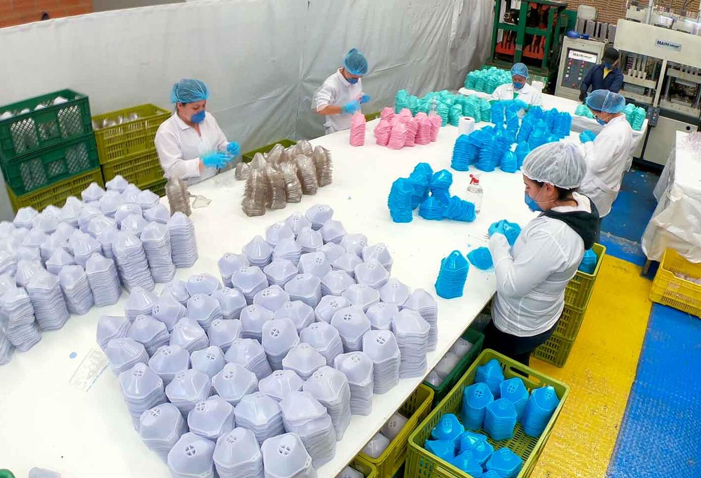 Empresa de suelas para zapatos fabrica tapabocas por coronavirus en Colombia
