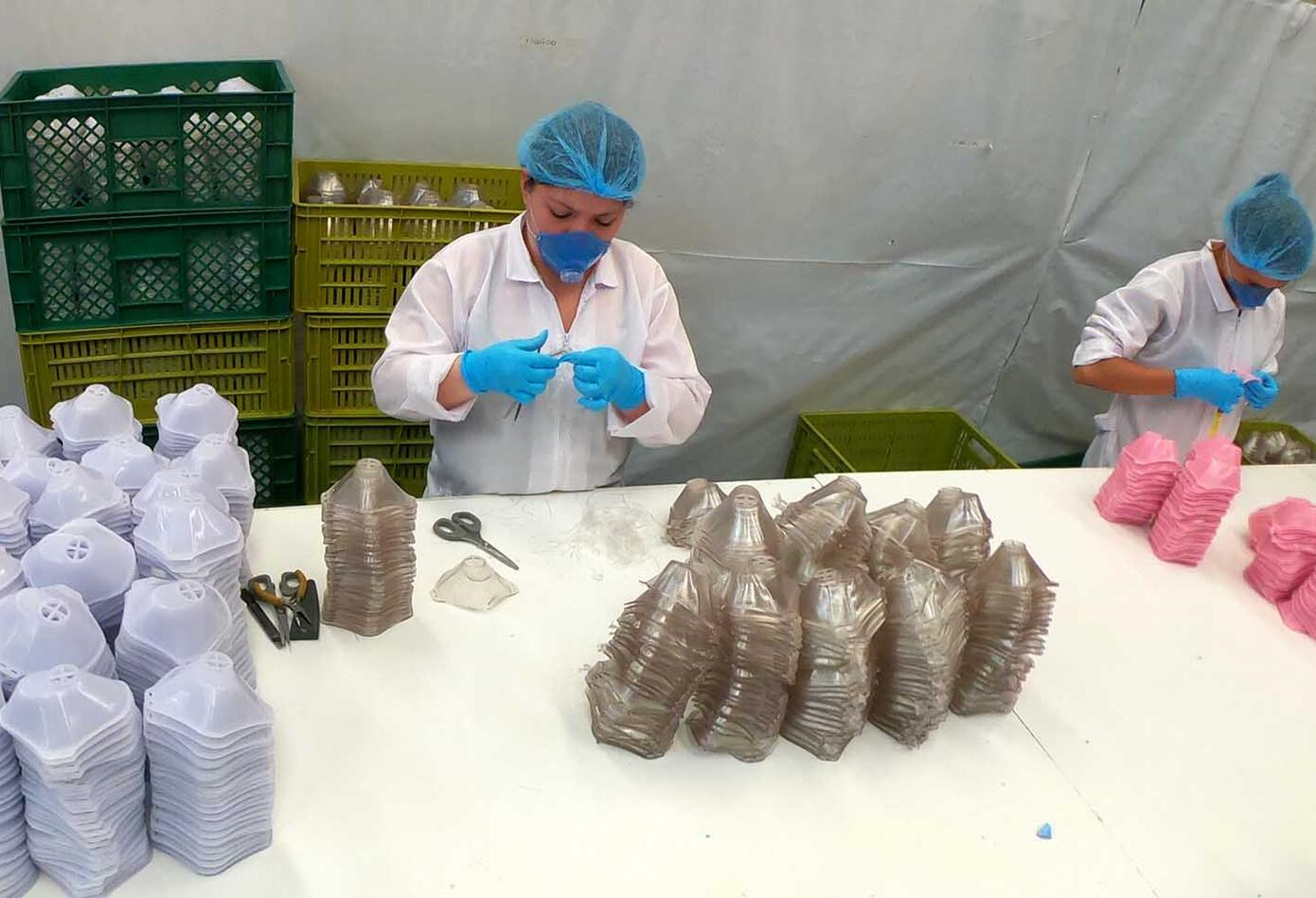 Empresa de suelas para zapatos fabrica tapabocas por coronavirus en Colombia