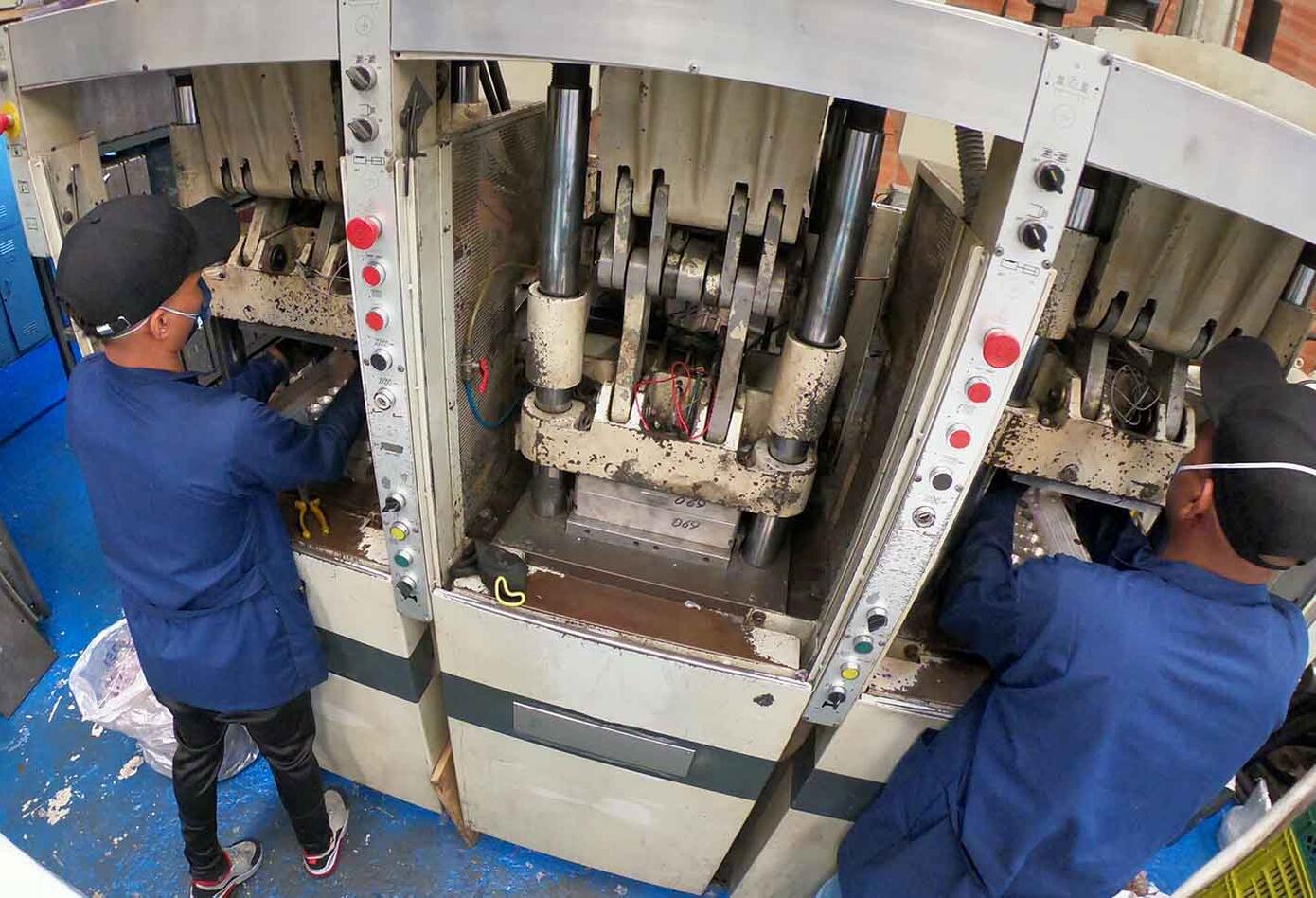 Empresa de suelas para zapatos fabrica tapabocas por coronavirus en Colombia