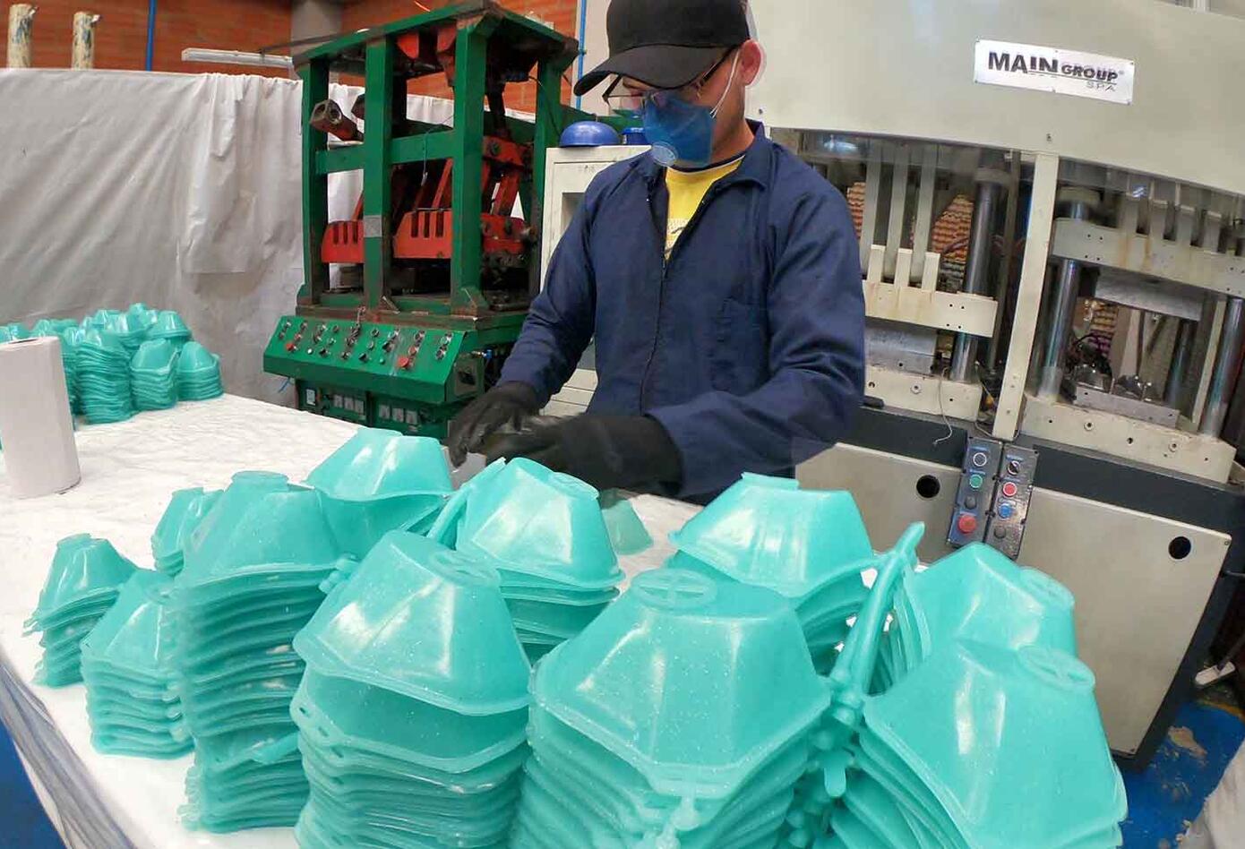 Empresa de suelas para zapatos fabrica tapabocas por coronavirus en Colombia
