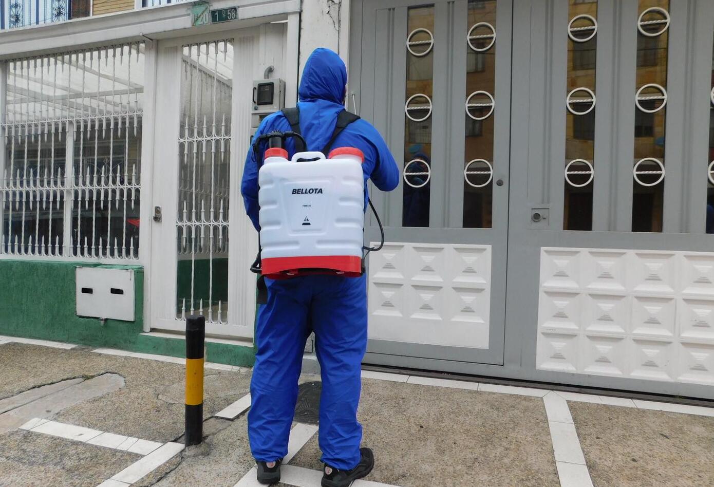 Fernando encontró en la desinfección de casas, el rebusque en medio de la pandemia.