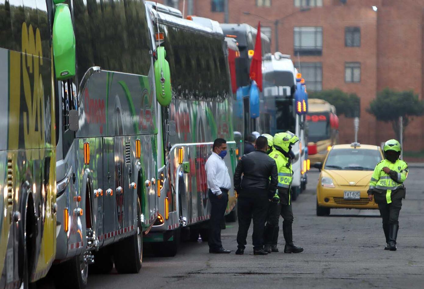 Protesta de buses intermunicipales por cuarentena en Colombia / Coronavirus en Colombia