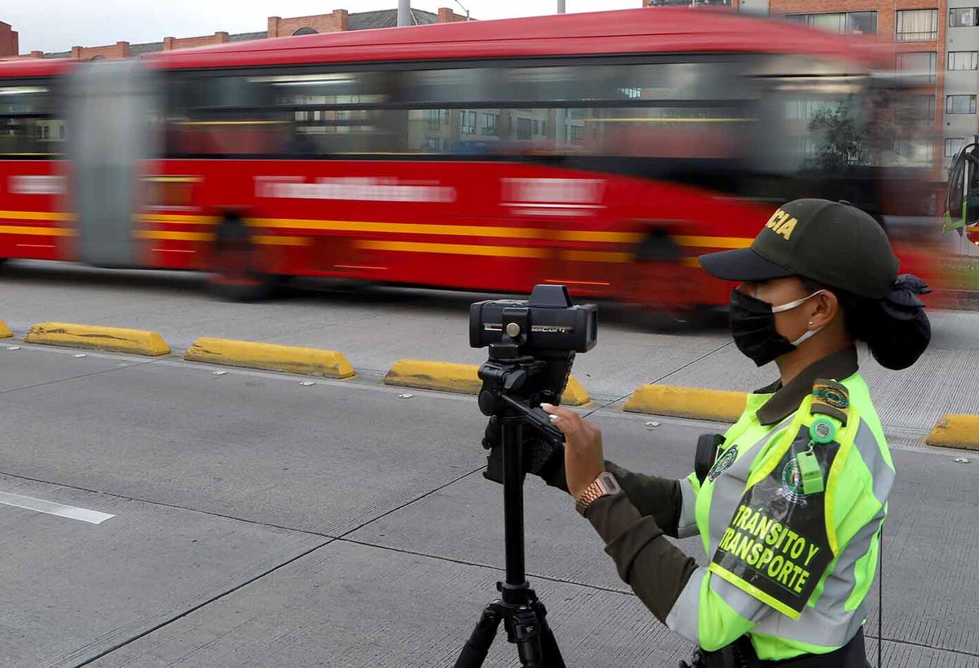 Operativos de control de velocidad / cámaras salvavidas en Bogotá / Policía de Tránsito