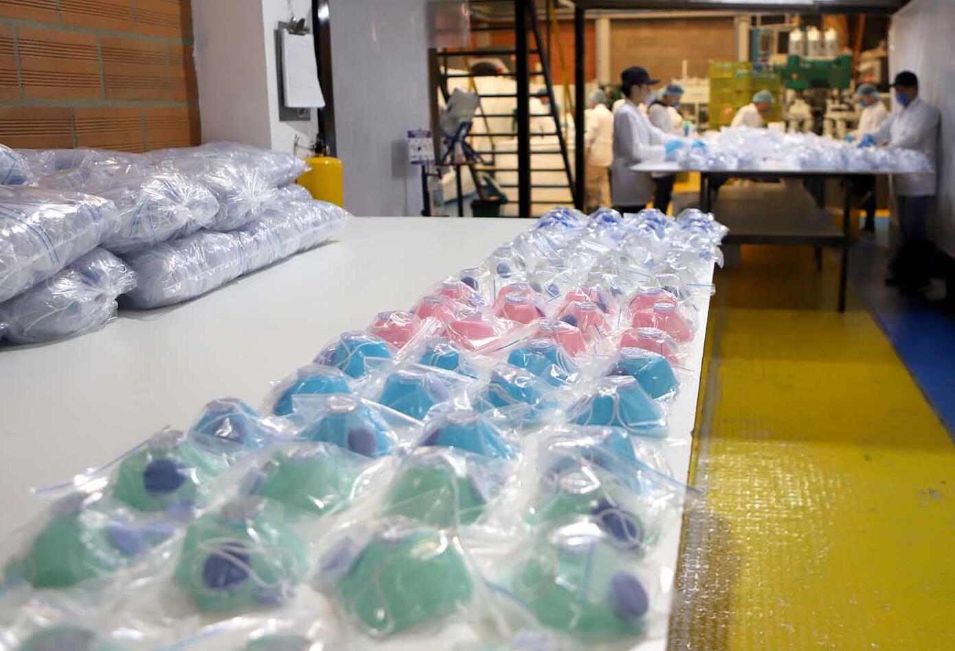 Empresa de suelas para zapatos fabrica tapabocas por coronavirus en Colombia