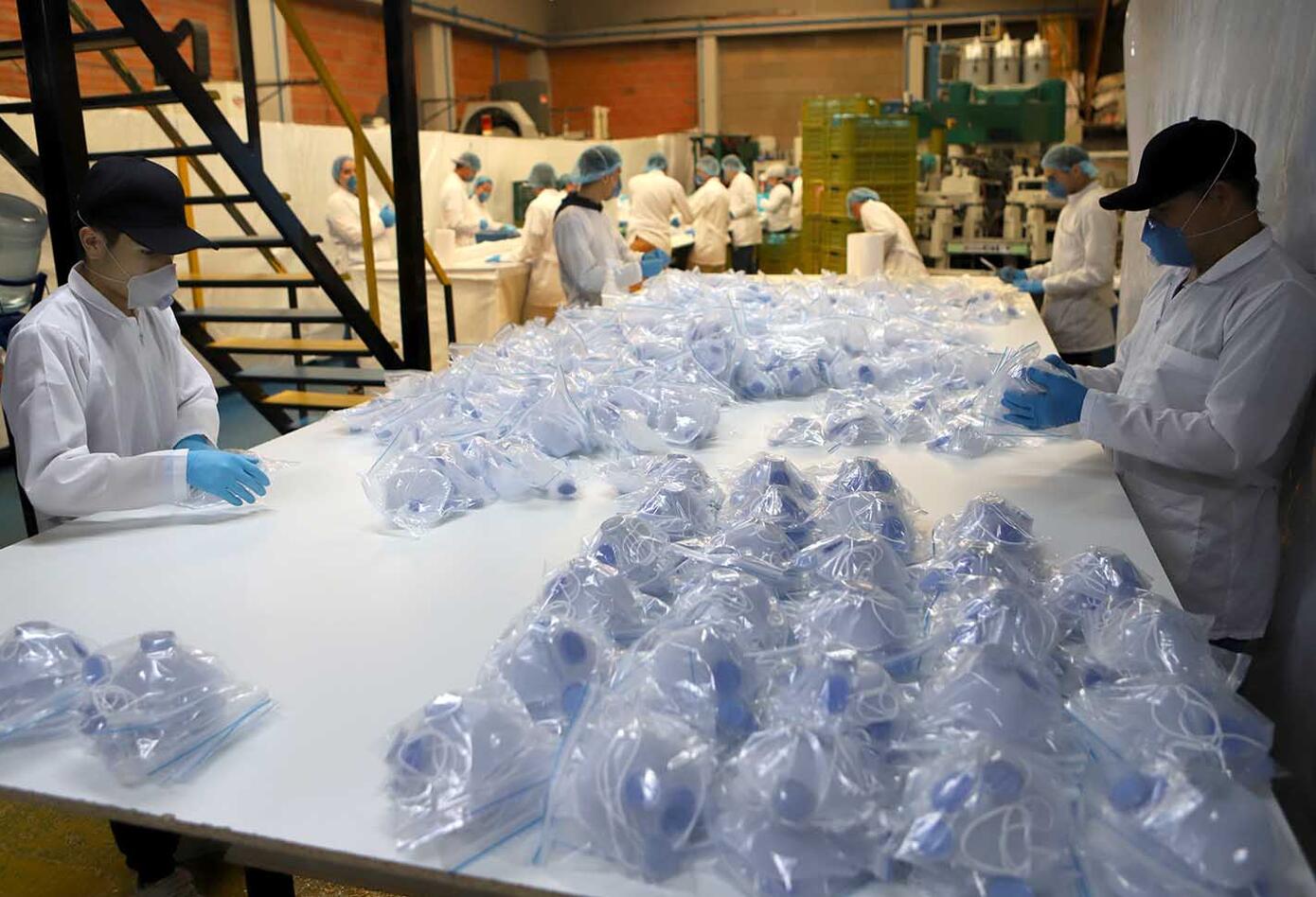 Empresa de suelas para zapatos fabrica tapabocas por coronavirus en Colombia