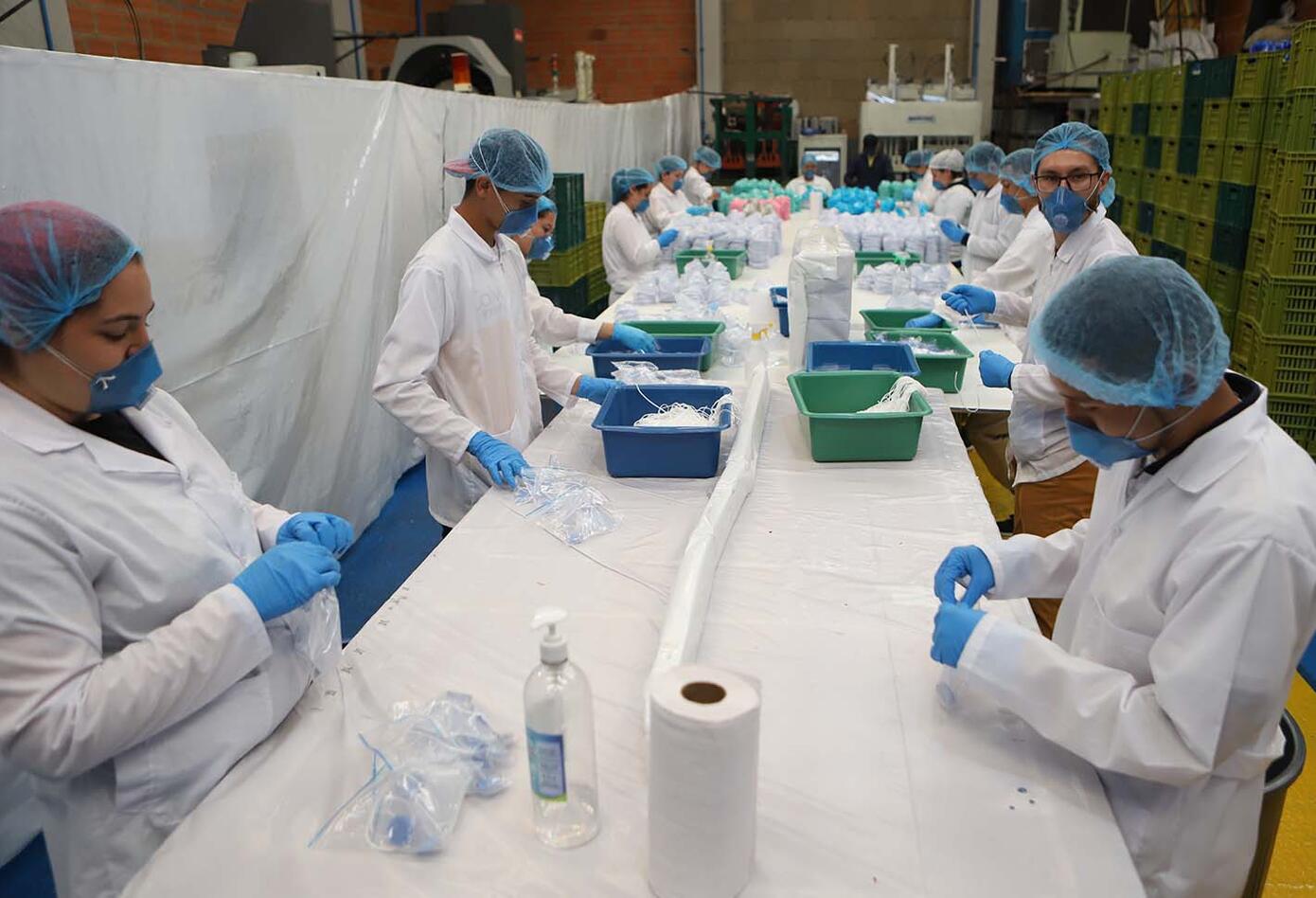 Empresa de suelas para zapatos fabrica tapabocas por coronavirus en Colombia