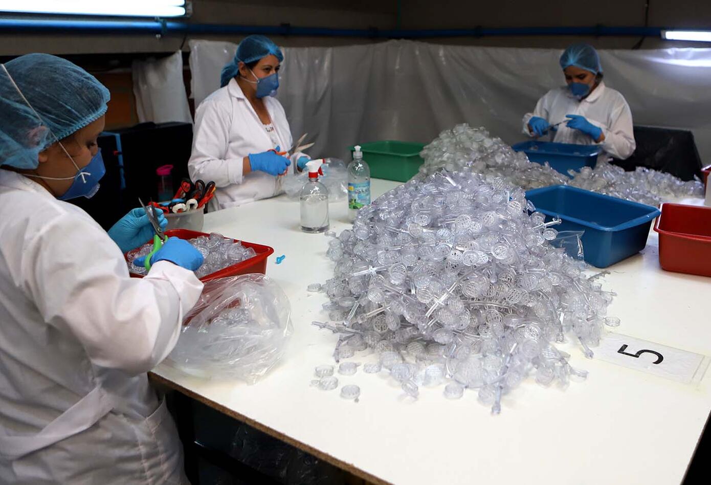 Empresa de suelas para zapatos fabrica tapabocas por coronavirus en Colombia
