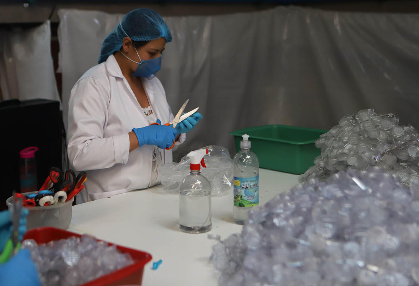 Empresa de suelas para zapatos fabrica tapabocas por coronavirus en Colombia