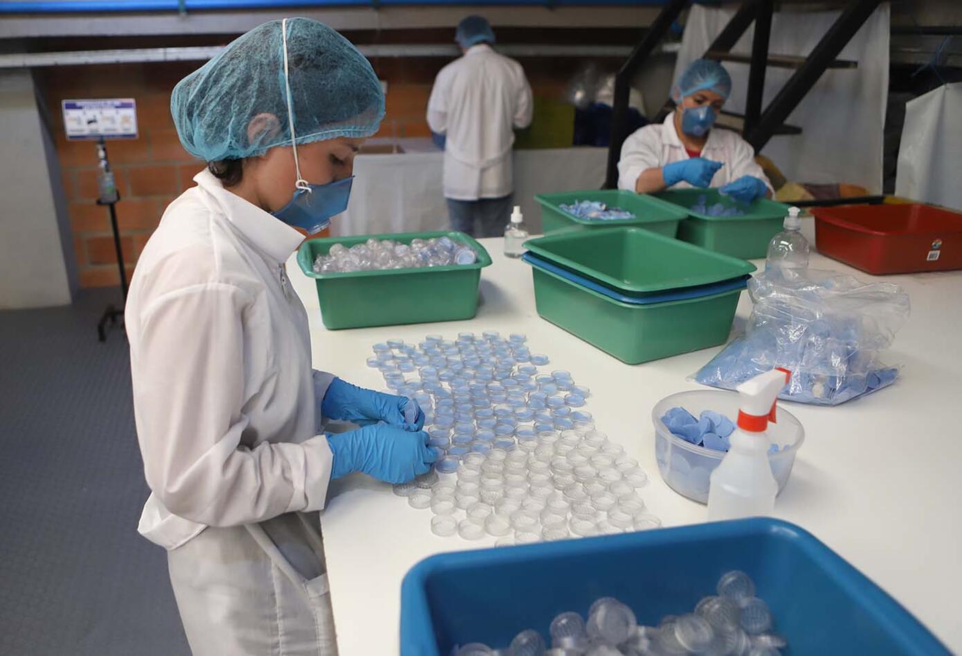 Empresa de suelas para zapatos fabrica tapabocas por coronavirus en Colombia
