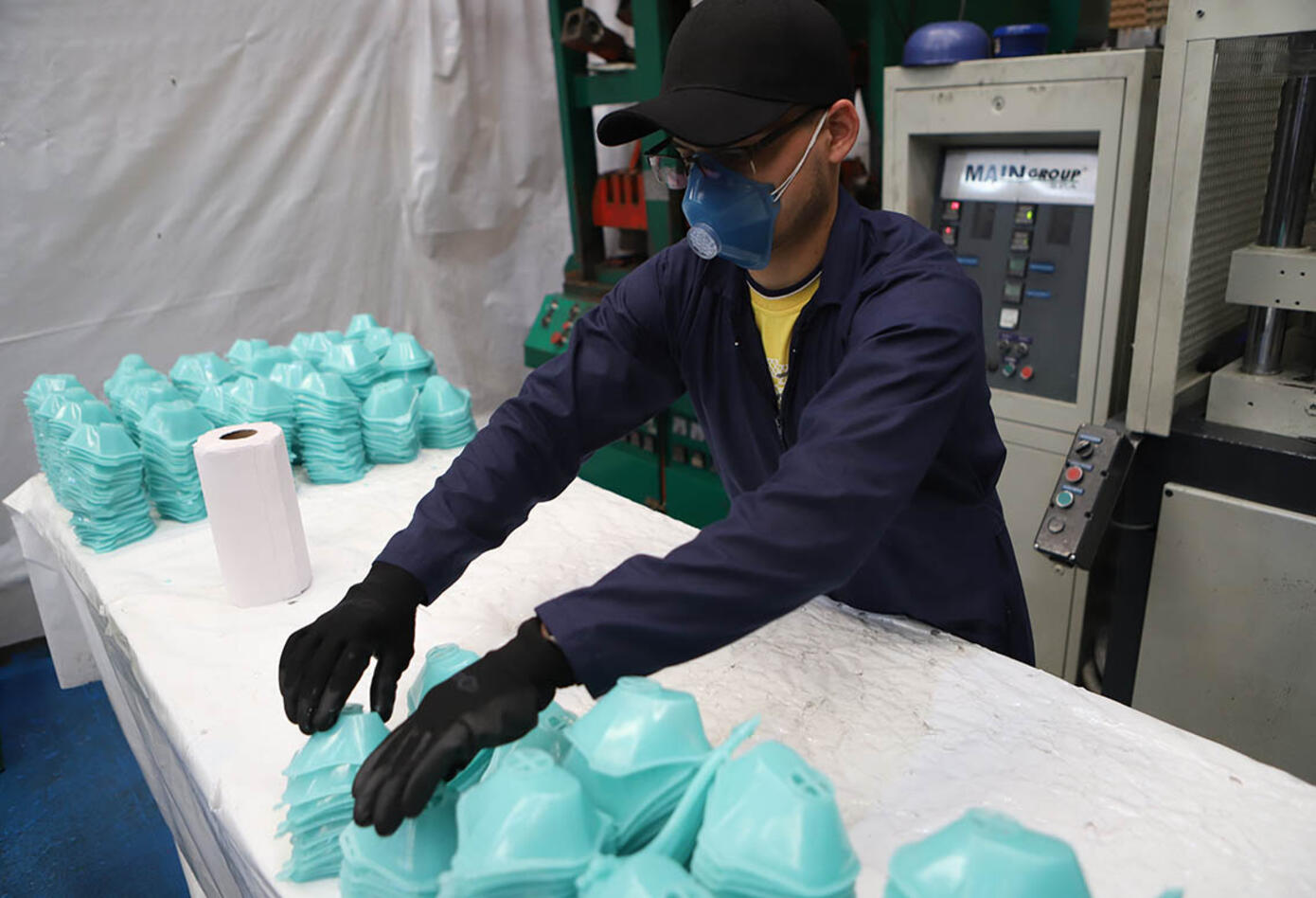 Empresa de suelas para zapatos fabrica tapabocas por coronavirus en Colombia