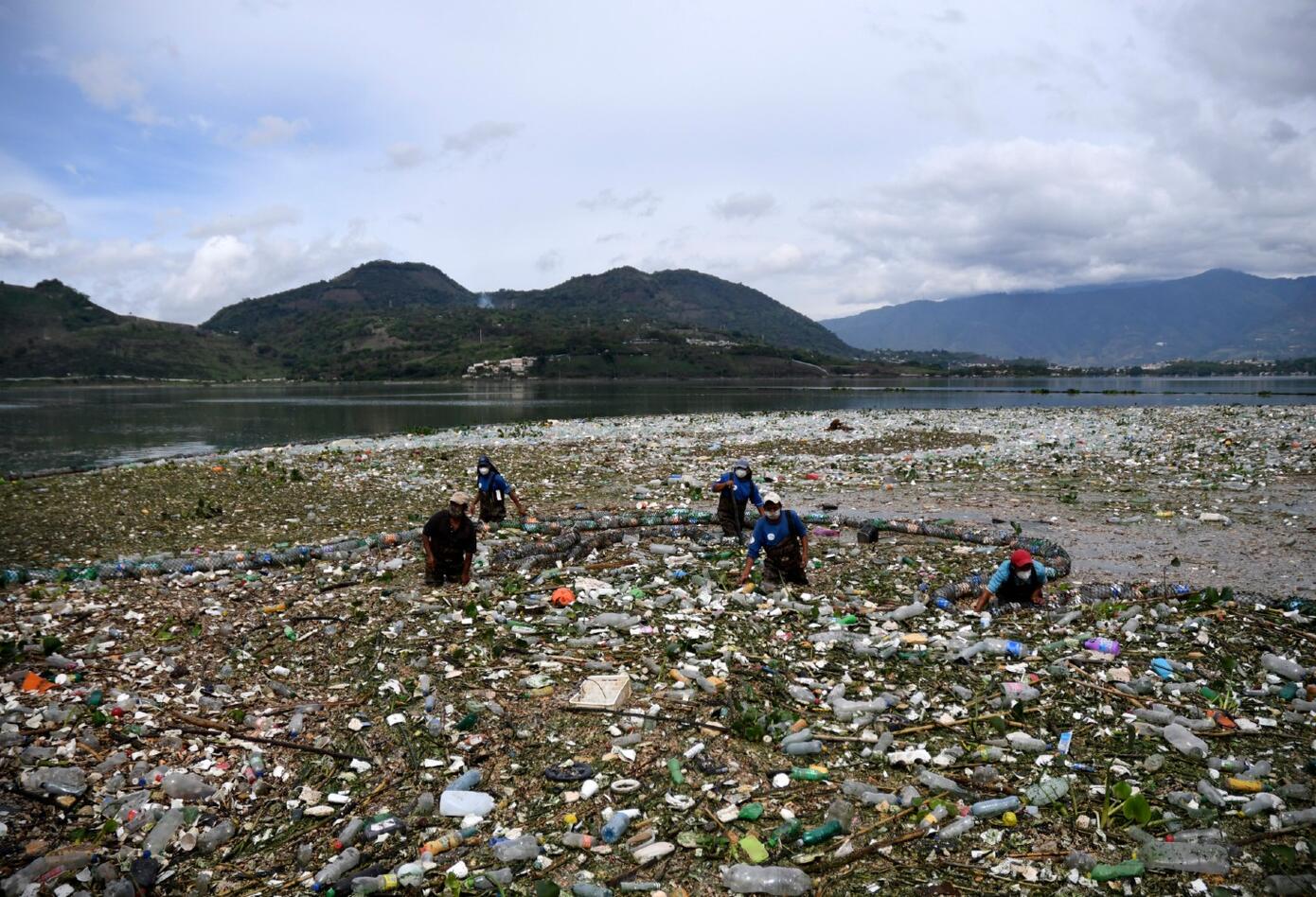 Lago de Guatemala inundado por basura