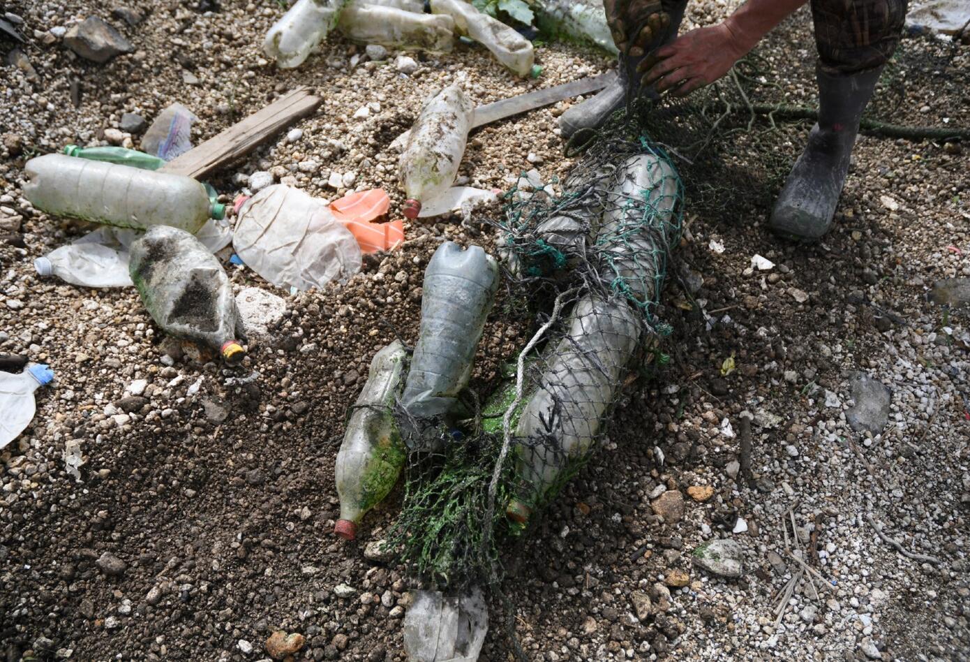 Lago de Guatemala inundado por basura