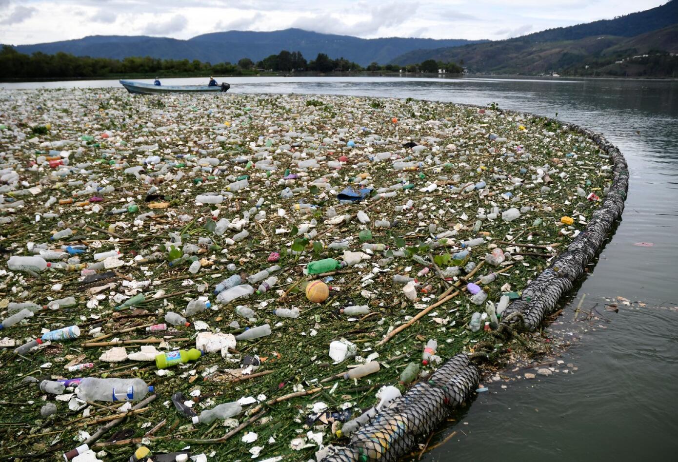 Lago de Guatemala inundado por basura