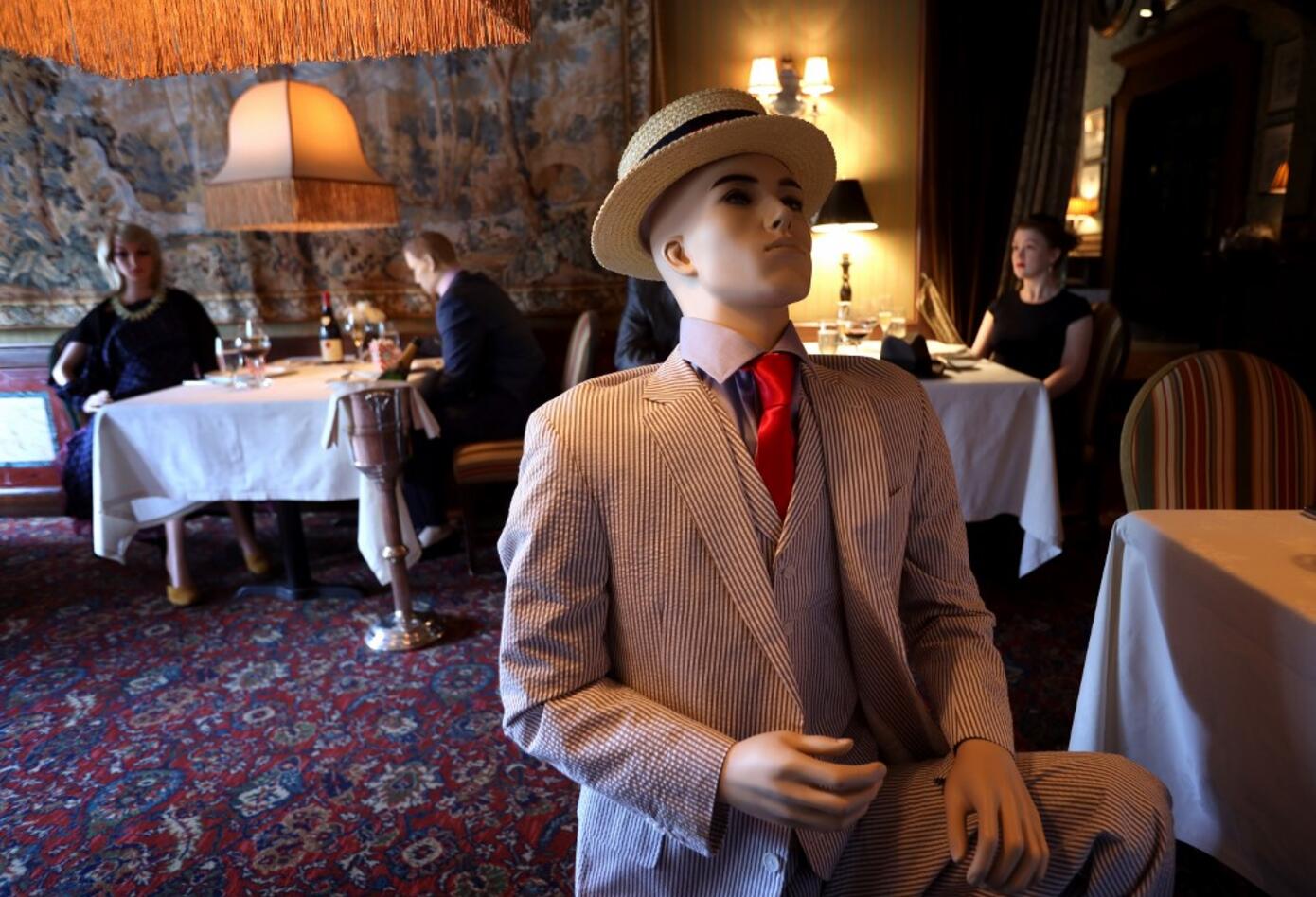 Maniquíes en restaurante
