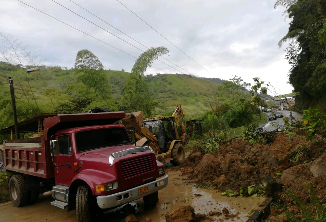 Con maquinaria del INVIAS se adelantan labres de remosión de tierra.