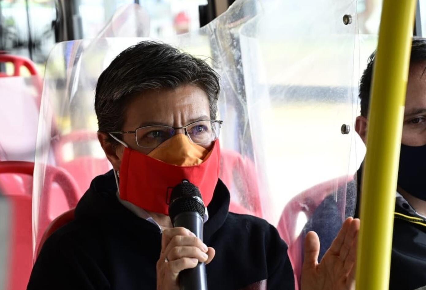 División con láminas en buses del Sitp / Claudia López