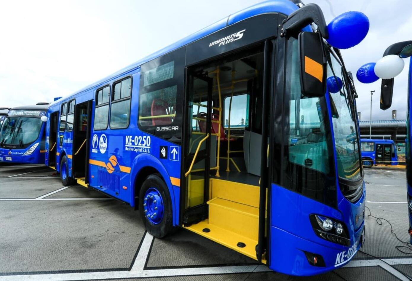 División con láminas en buses del Sitp