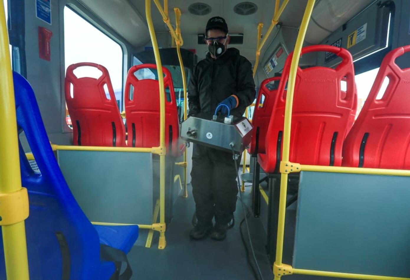 División con láminas en buses del Sitp