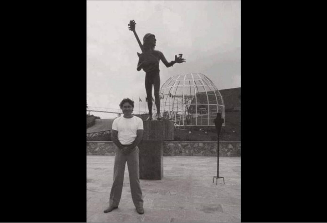 Carlos Lehder, junto a estatua de Lennon