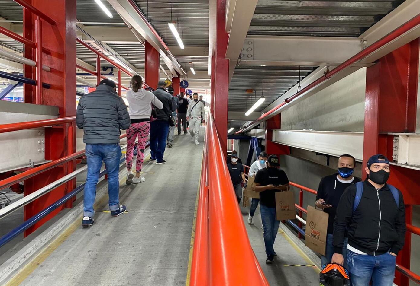Día sin IVA: largas filas en establecimientos
