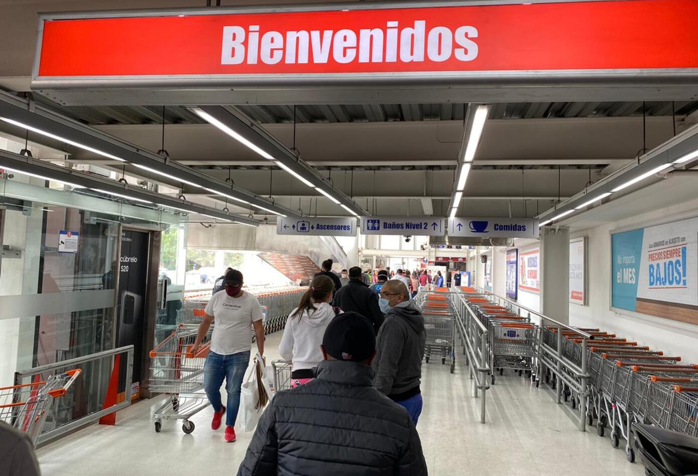 Día sin IVA: largas filas en establecimientos