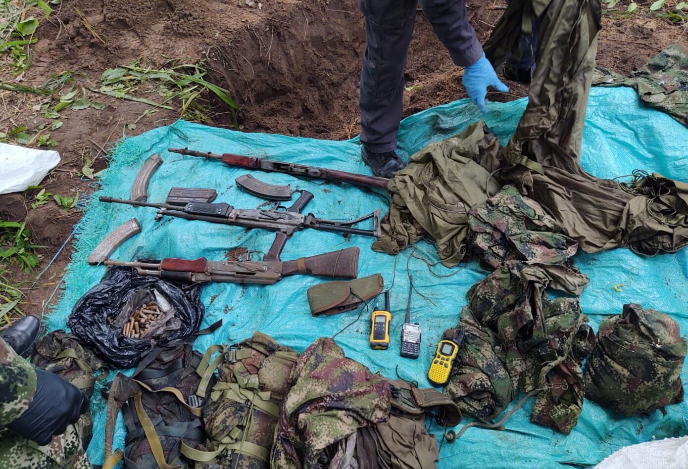 fueron encontrados varias armas largas, equipos de comunicación y uniformes de uso exclusivo del ejército nacional