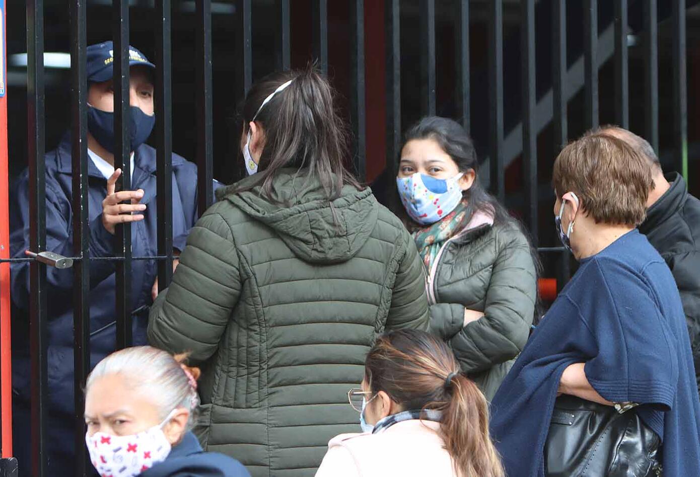 Día sin IVA: largas filas en establecimientos