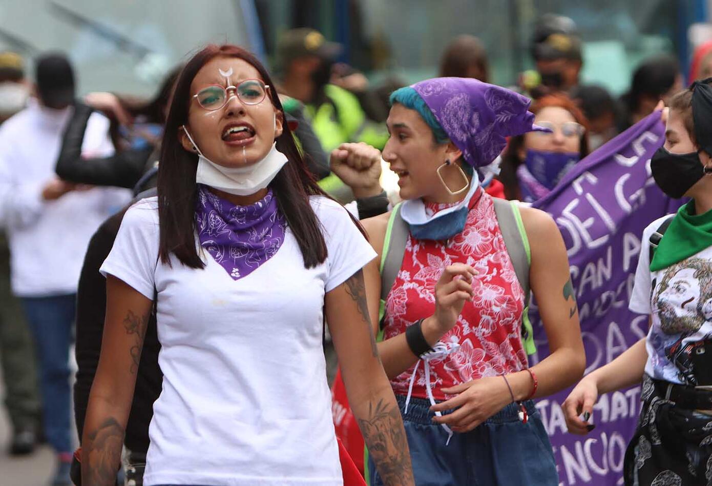 Marcha feminista en Bogotá / reclamo contra feminicidios en Colombia