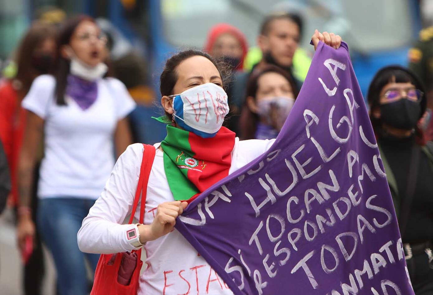 Marcha feminista en Bogotá / reclamo contra feminicidios en Colombia