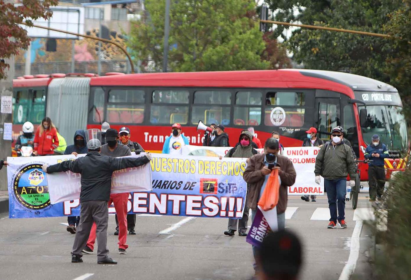 Conductores de Transmilenio protestan por condiciones de contratos en cuarentena en Bogotá