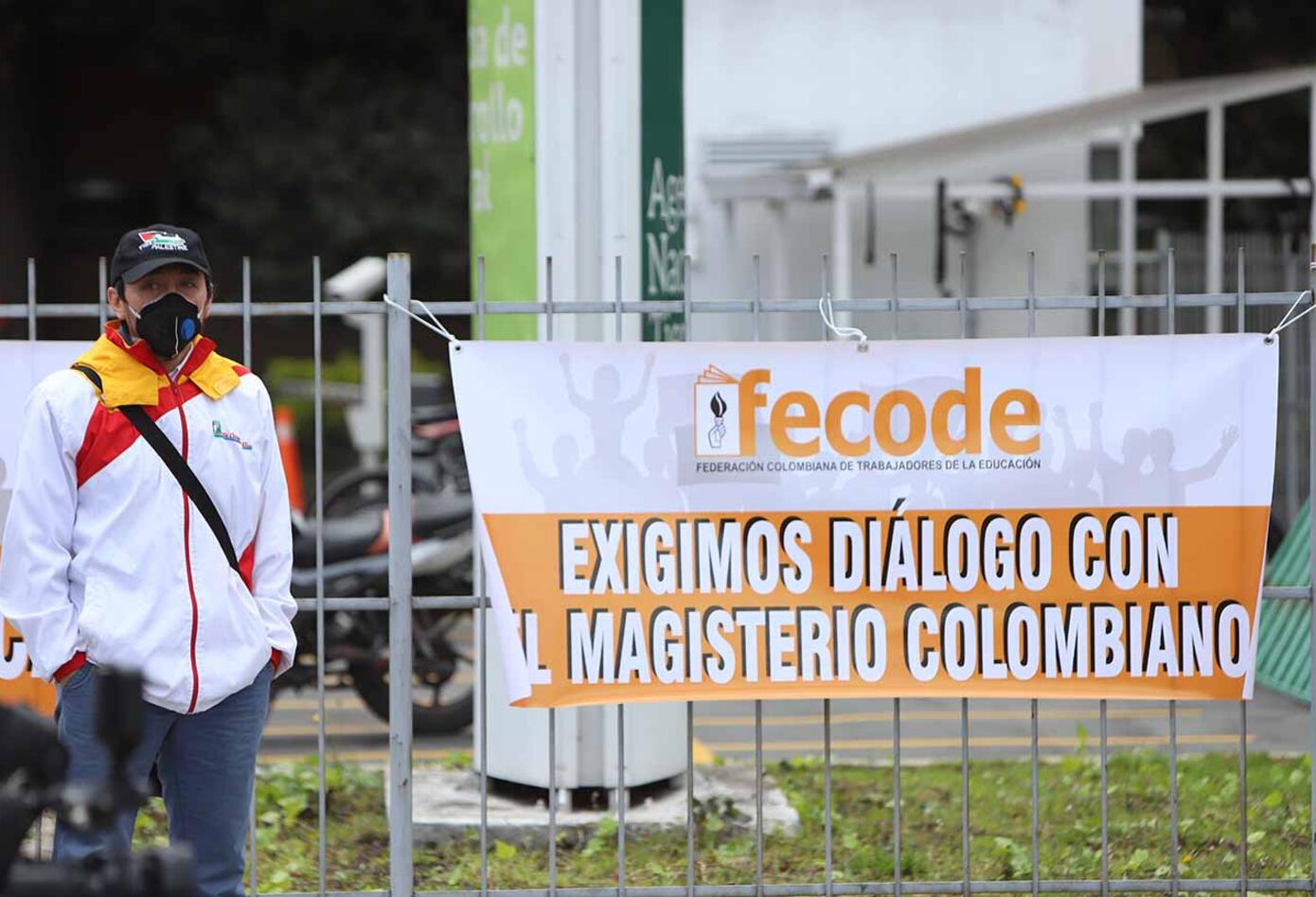 Maestros protestaron en las afueras del Ministerio de Educación.