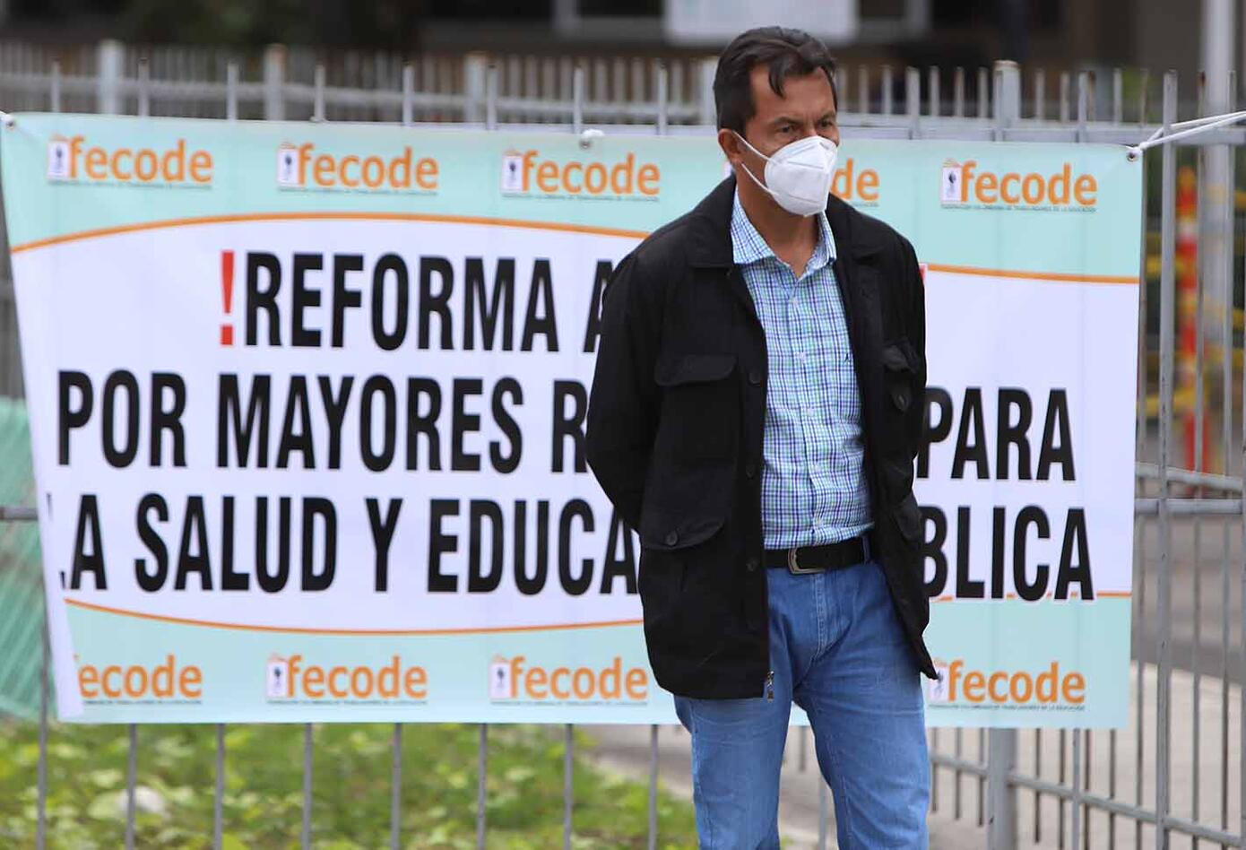 Maestros protestaron en las afueras del Ministerio de Educación.