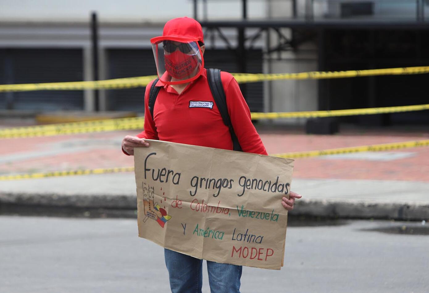 Maestros protestaron en las afueras del Ministerio de Educación.