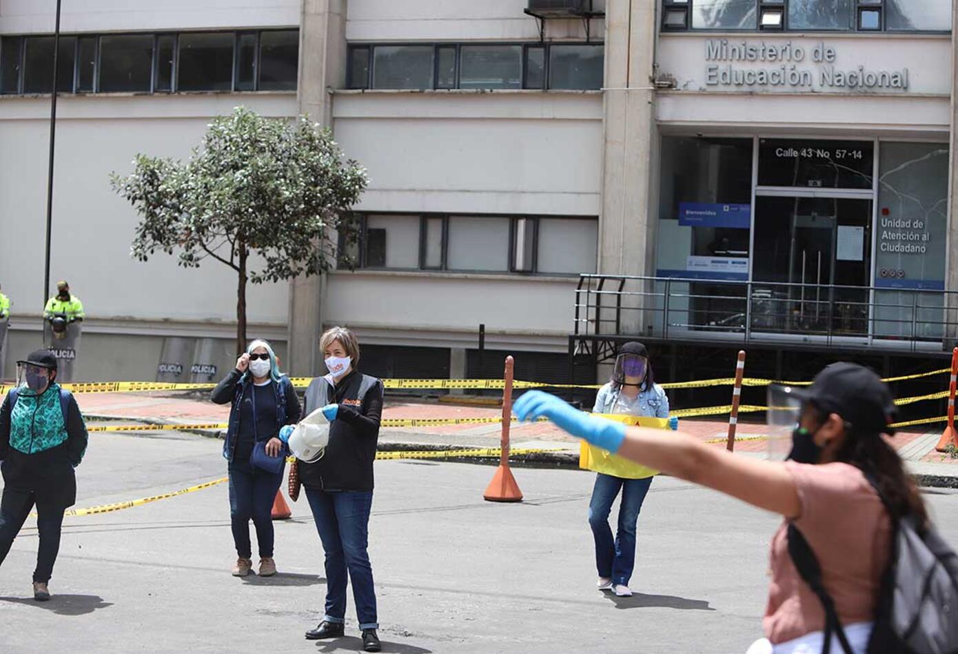 Maestros protestaron en las afueras del Ministerio de Educación.