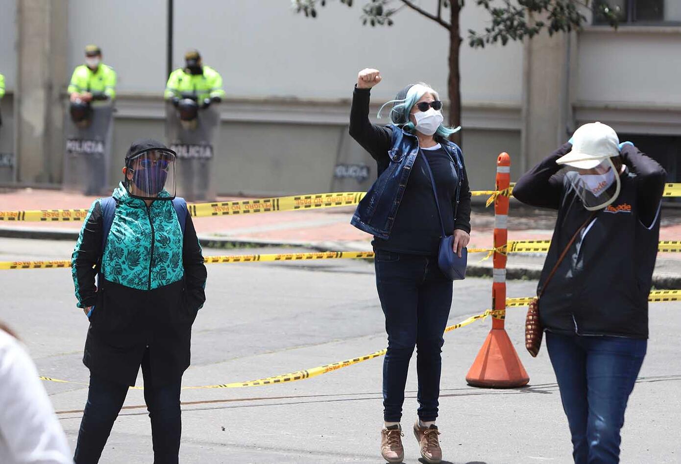 Maestros protestaron en las afueras del Ministerio de Educación.