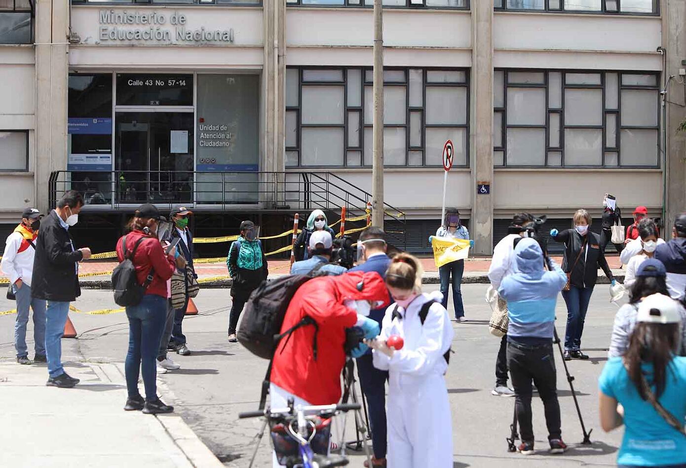 Maestros protestaron en las afueras del Ministerio de Educación.