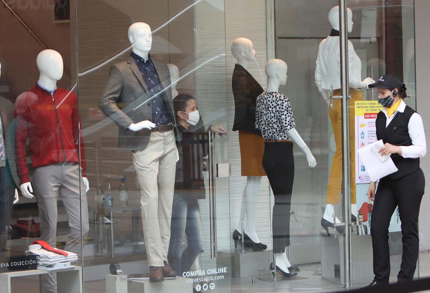 Ciudadanos comenzaron a llegar nuevamente a los centros comerciales, que reabren sus puertas.
