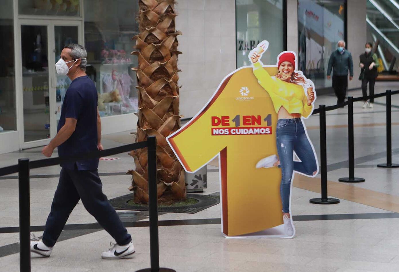 Ciudadanos comenzaron a llegar nuevamente a los centros comerciales, que reabren sus puertas.